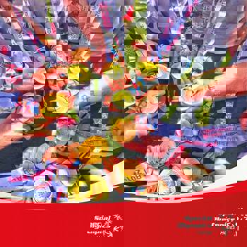 Οι αθλητές των Special Olympics Hellas κρατούν τα μετάλλιά τους μαζί σε έναν κύκλο